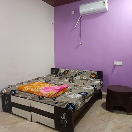 Jay Shree Radhey Home Stay Mathura Extérieur photo